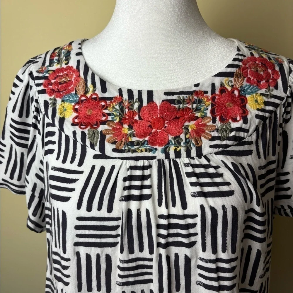 Savanna Jane Claire Embroidered Top Black White Red Floral Size Small